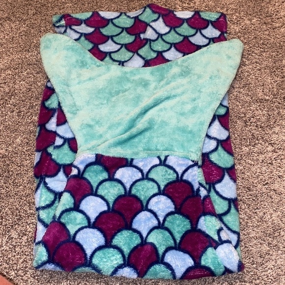 Mermaid Tail Blanket - Picture 3 of 4